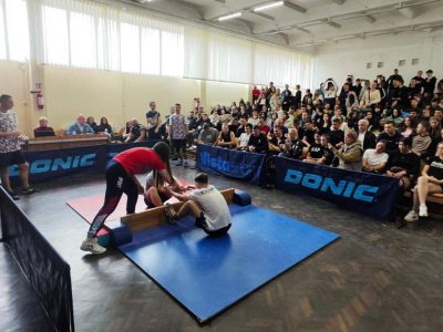 Учащиеся колледжей Мелитополя выходят на помост мас-рестлинга